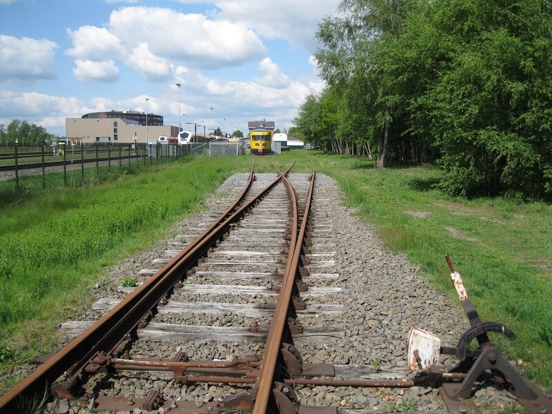 3.-Bouwlocatie-met-de-DE-2-Blauwe-Engel-op-achtergrond