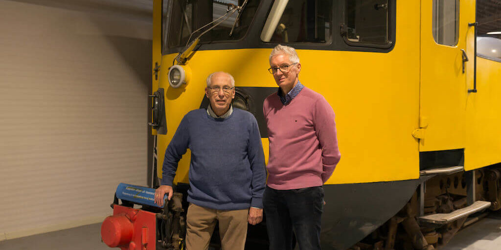 Gerrit en Ruud voor het dieseltreinstel DE2 De Blauwe Engel